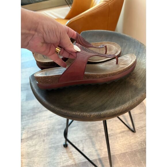 Dansko Priya Tooled Leather Sandals in Wine sz 50 or US 9 EUC - Picture 2 of 6